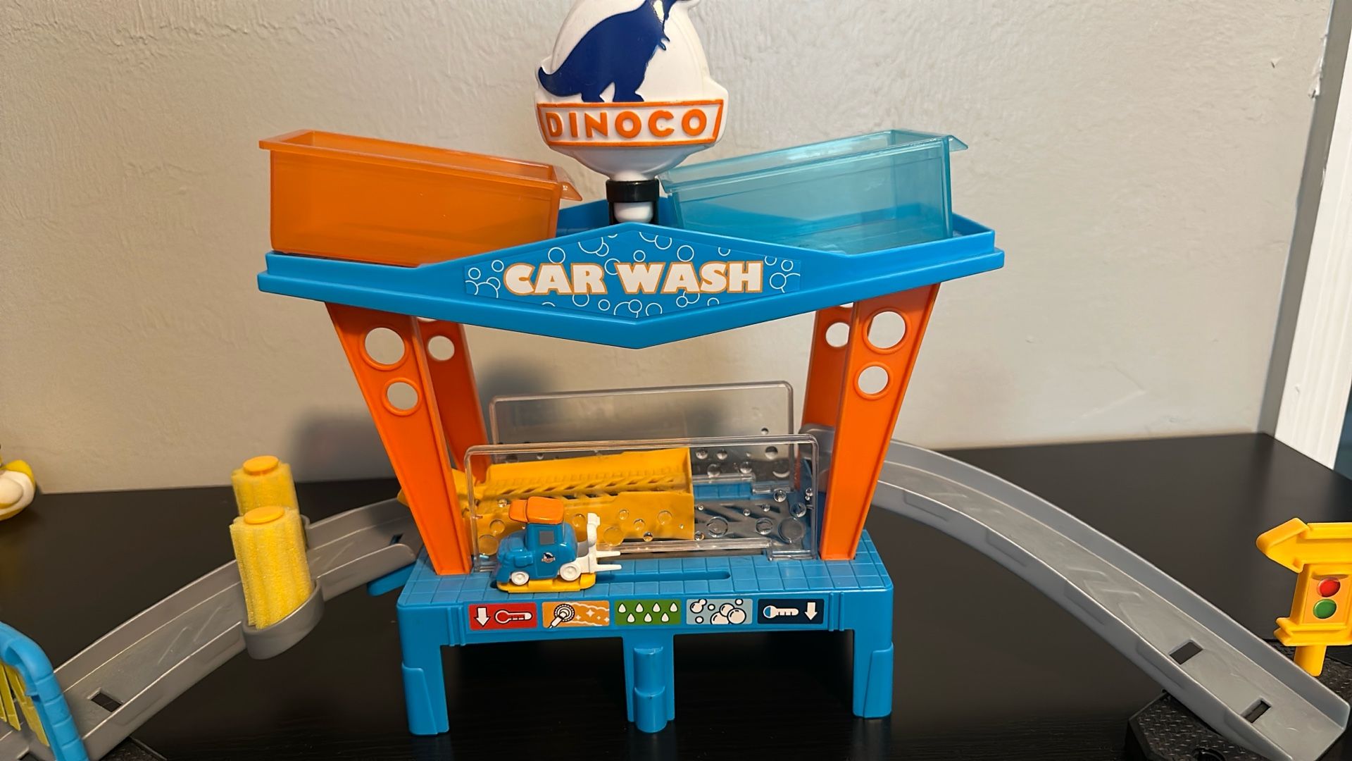 Pixar Cars Dinoco Car Wash Playset