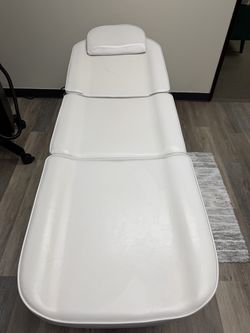 Esthetician Bed / Facial Treatment Chair – White