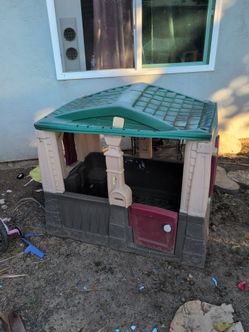 Child's playhouse plastic