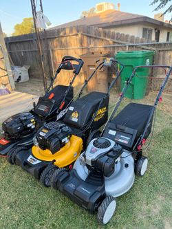 DeWalt and Murray lawnmowers priced at $270, $320, and $370. maquina de pasto Dewal ECHO murrya de de 270$, 320$, 370$,