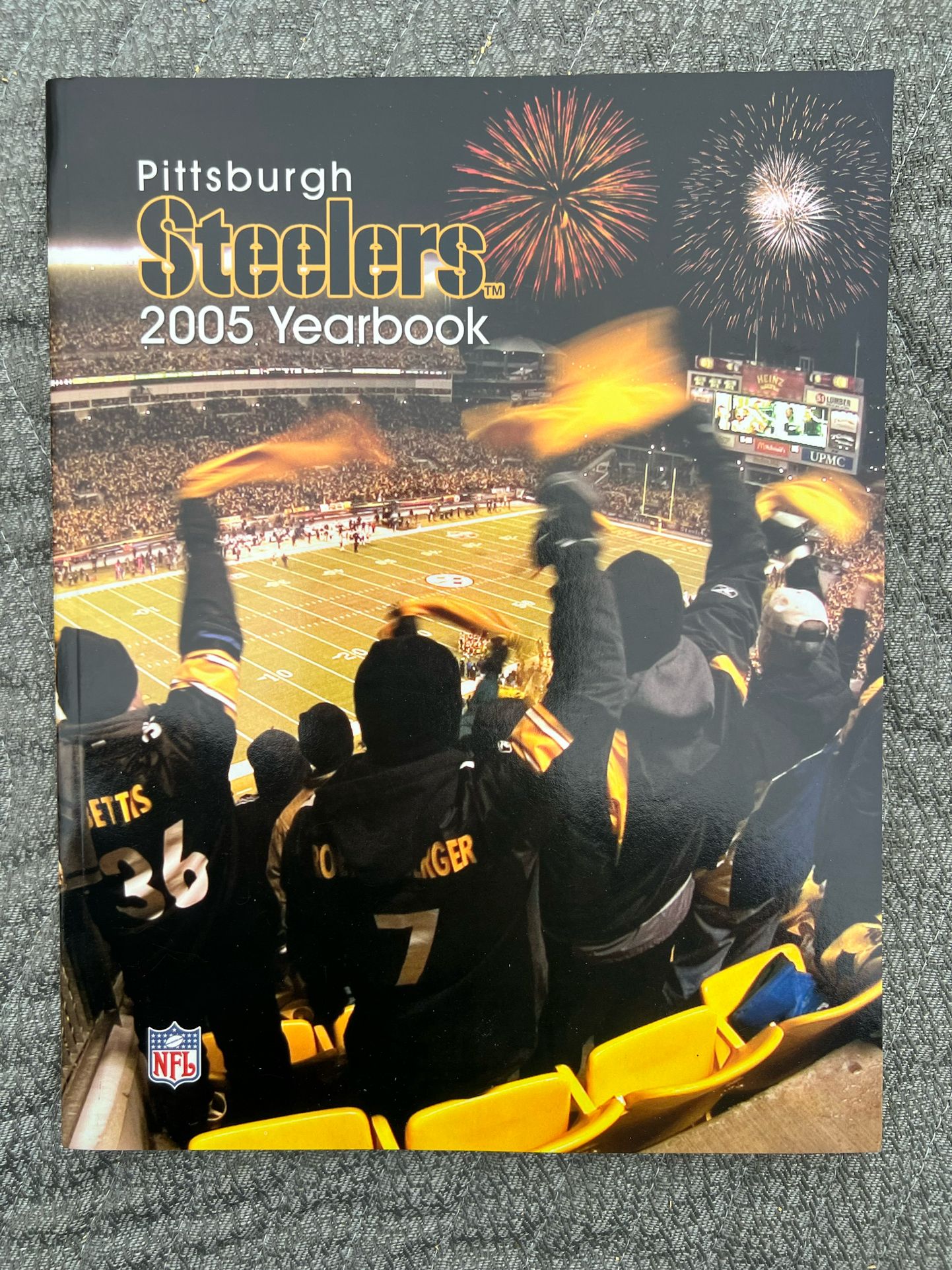 Pittsburgh Steelers 2005 Yearbook, Magazine . The glue to the cover is coming apart 