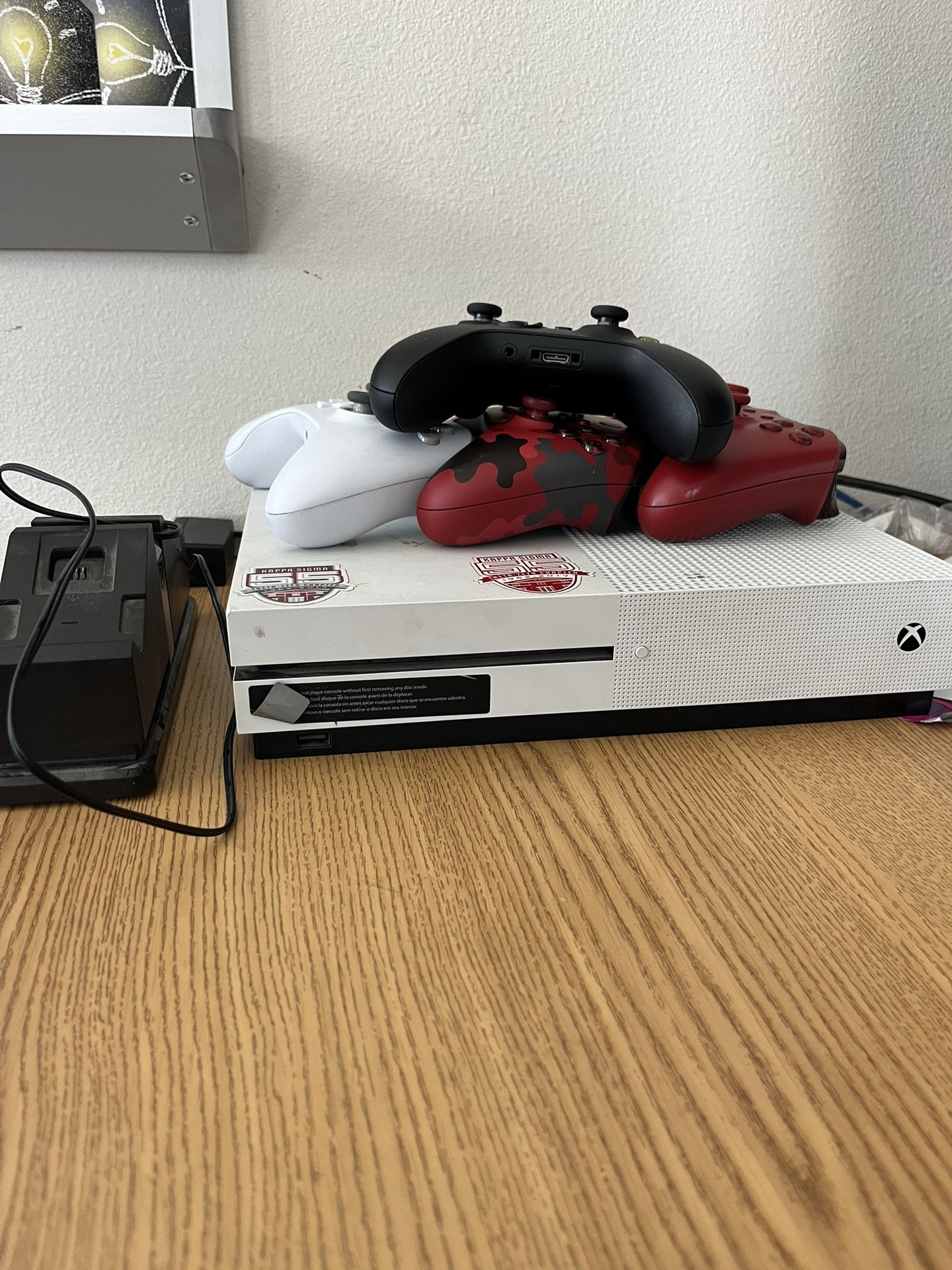 Xbox One S w/4 Controllers & Charging dock for Sale in Albuquerque, NM