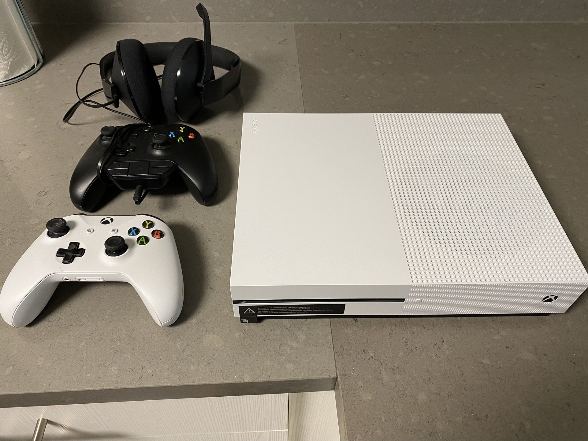 Xbox One S 500GB Console + Controllers + Headset