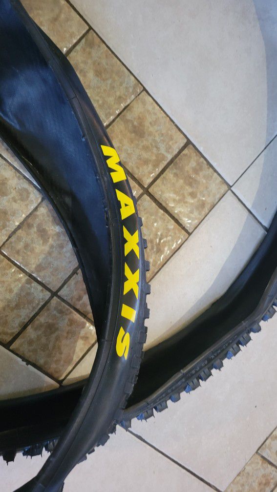 1 Maxxis Beaver EXC, AND 1 Creeper 26x 2.00 Inch Bike Tires 