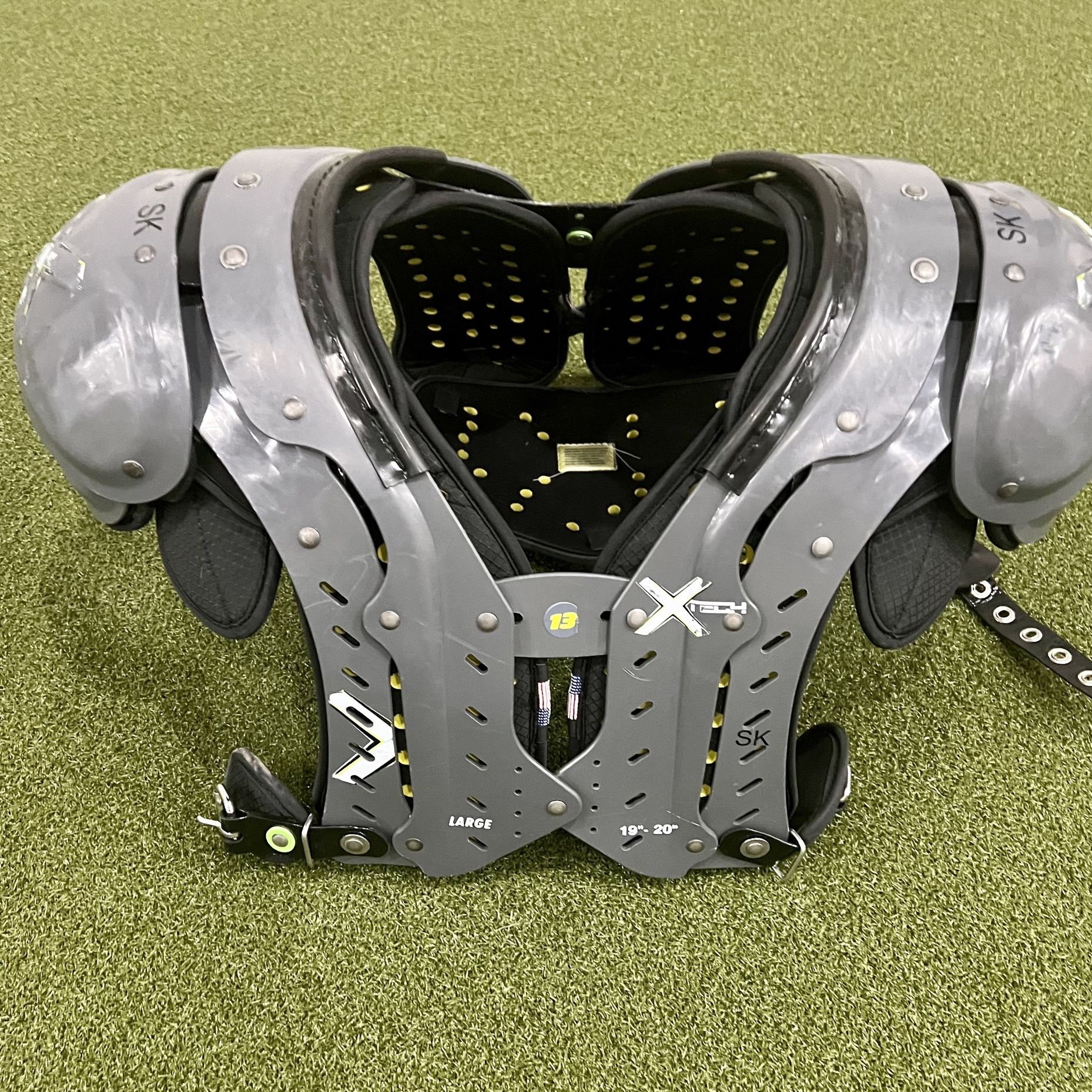 ヨシ XTECH ショルダーパッド LARGE 19-20インチ Xtech Football Shoulder Pads (Large 19”-20”) for Sale in Vancouver