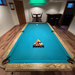 **🎱 Complete Pool Table Setup – 8-Foot Table + Cues + Rack + Lights**