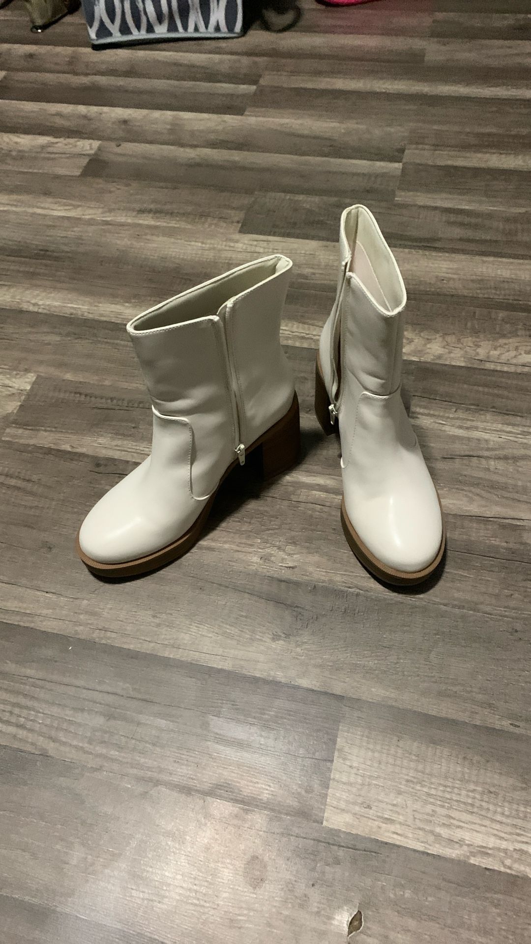 Beautiful like new ladies Size 9, white dress boots