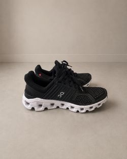 On Cloud Running Shoes Women’s Size 7 Black/White
