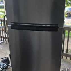 Whirlpool 28 inch 17.6 cu. ft. Top Freezer Refrigerator,