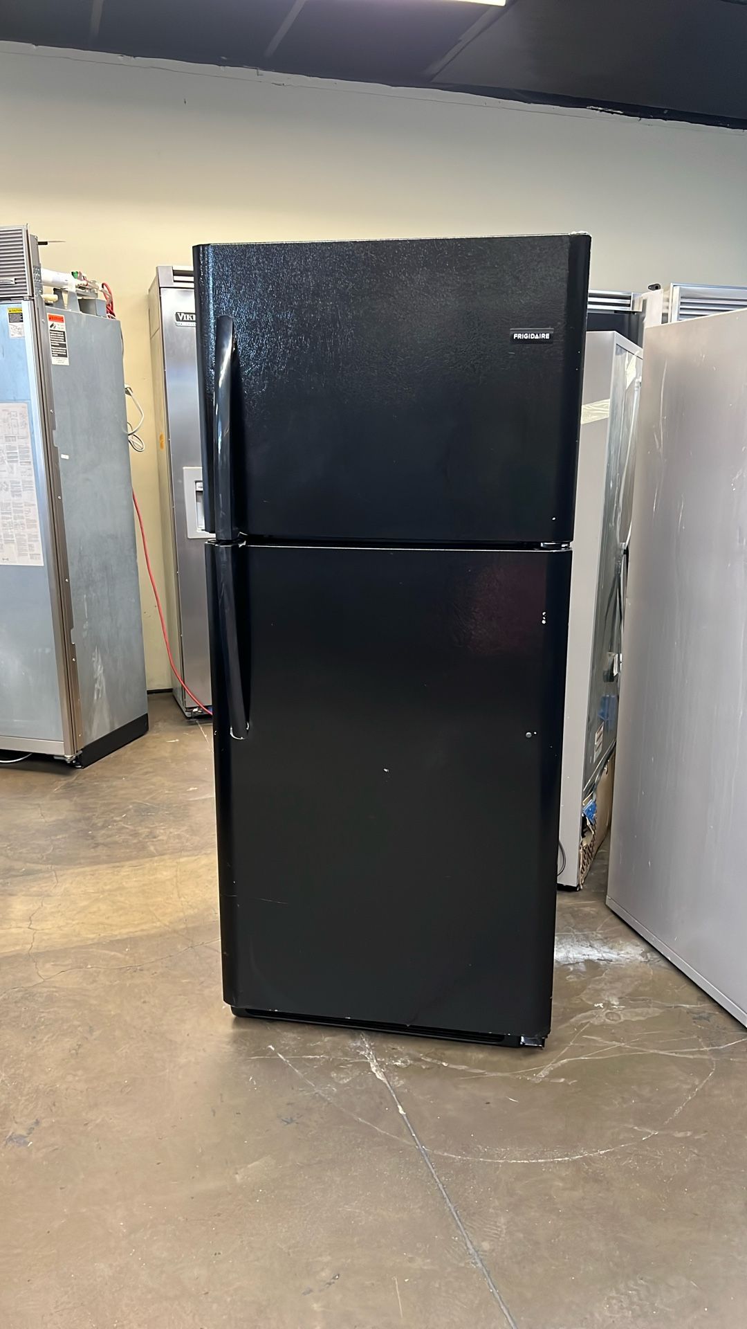 FRIGIDAIRE APARTMENT SIZE TOP FREEZER REFRIGERATOR