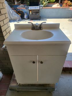 Gabinete de baño y espejo GRATIS  (FREE)