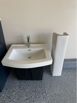 Pedestal Sink with Faucet