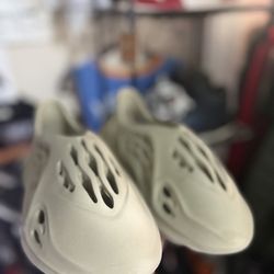 Yeezy foamrunner size 10