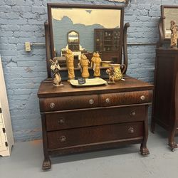 Beautiful Tiger Oak Dresser With Mirror