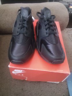 Nike triple black Huaraches