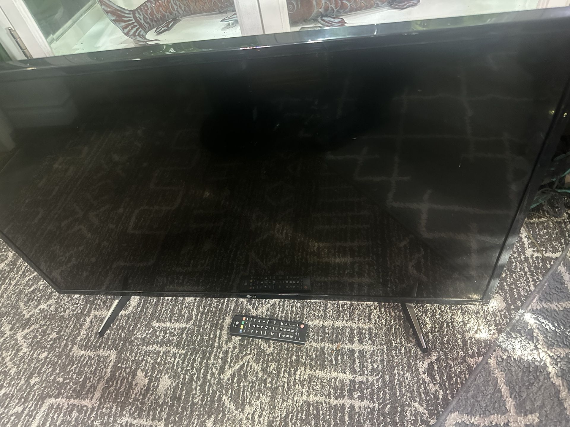 Free 43” Flat Screen LG broken screen for parts/repair
