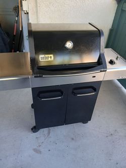BBQ GIRL BY Weber Super Clean ready to use it's in excellent condition Works and looks like brand new