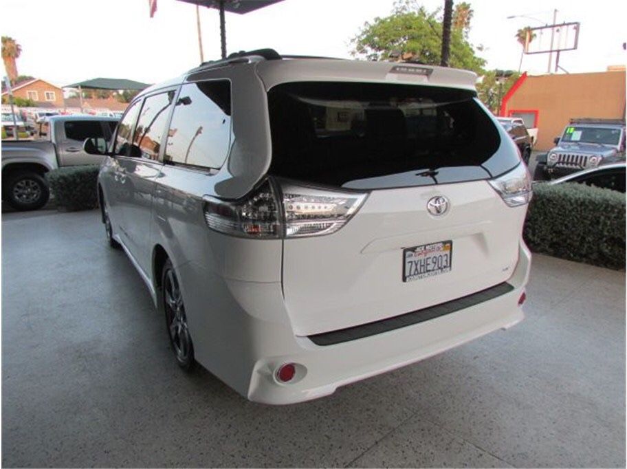 2017 Toyota Sienna SE minivan 