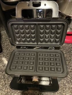 Waffle maker - like new