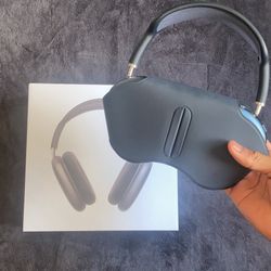 AirPod Maxes 