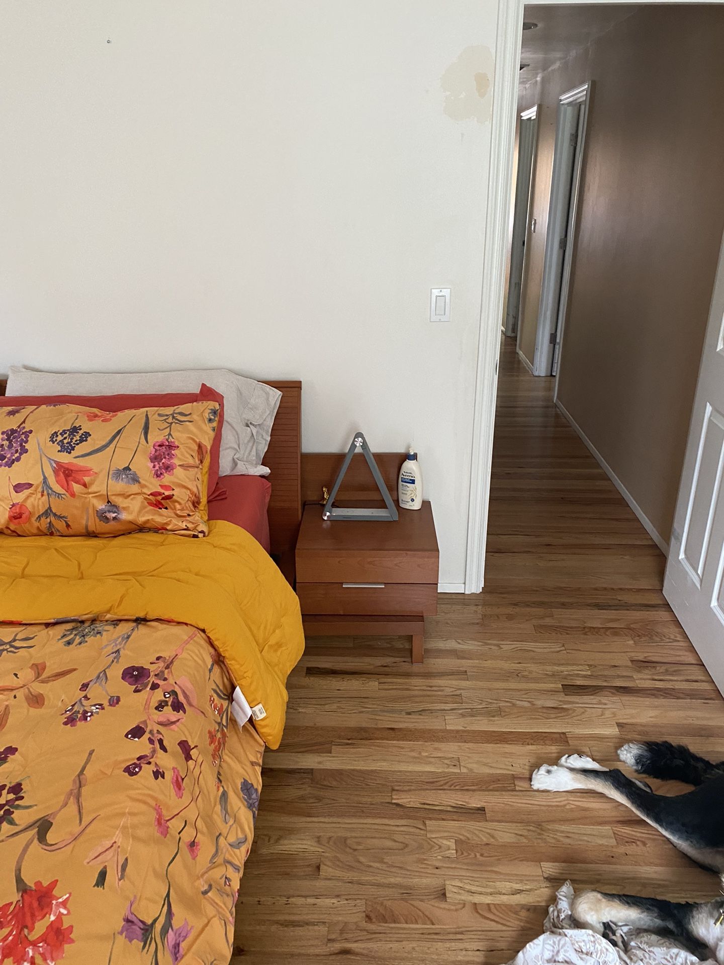 Scan Bed W Nightstand
