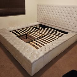 King Velvet Tufted Upholstered Platform Storage Bed, Deep Button Tufting and Storage Compartments in Rails & Footboard