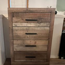 Dresser, Rustic Decor, Very Good Condition. 