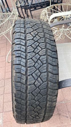 General grabber 265/70R18  tiene parche $40 .00
