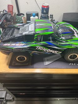 Traxxas slash rc car W/controller and extra battery