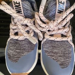  Nike Shoes Women’s Sneakers Shoes Sneakers SZ 5 MAKE AN OFFER!