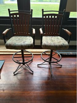 Set of 2 Swivel Bar Stools with Cushioned Seats