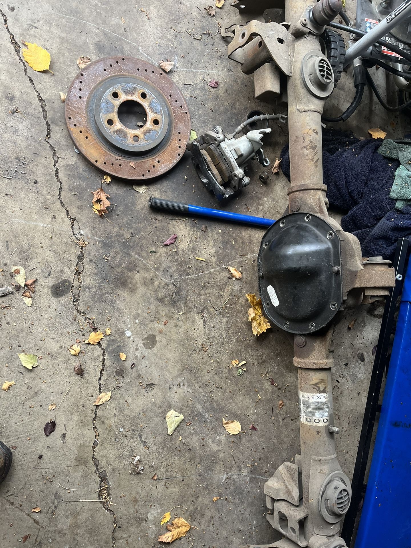 2009 mustnag 7.5 rear end differential no abs, rotors pads and calipers for the rear