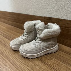 Carter’s Winter Boots – Size 8 – Excellent Condition