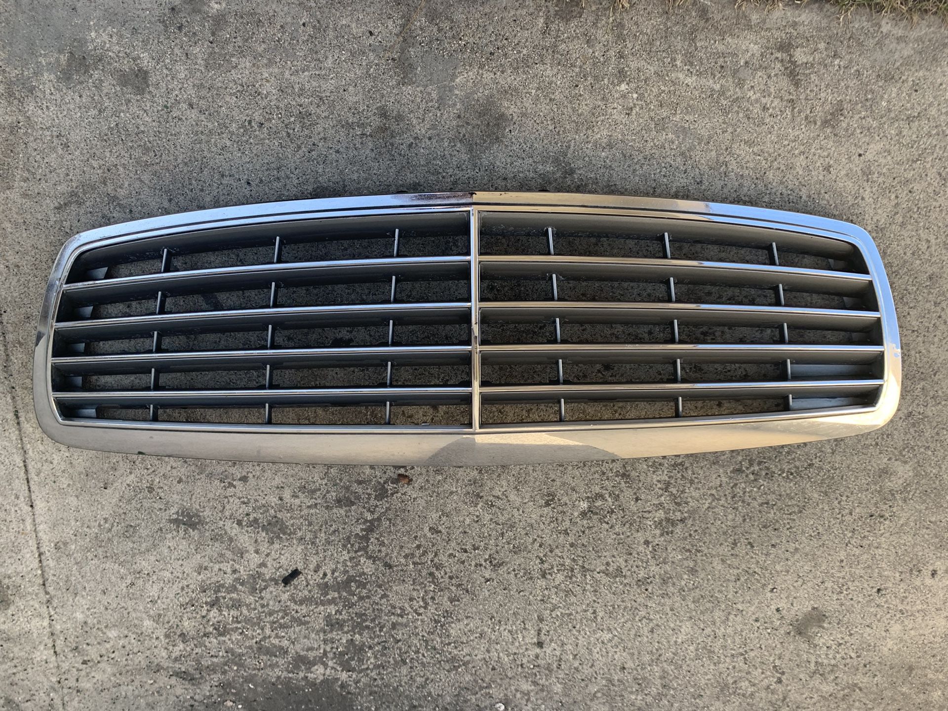 03-06 Mercedes W211 E320 E350 E500 E55 Grill OEM part