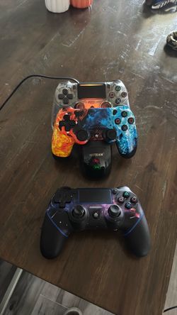 3 PS4 controllers
