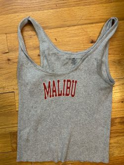 Gray ribbed tank top with red 'MALIBU' text Xs
