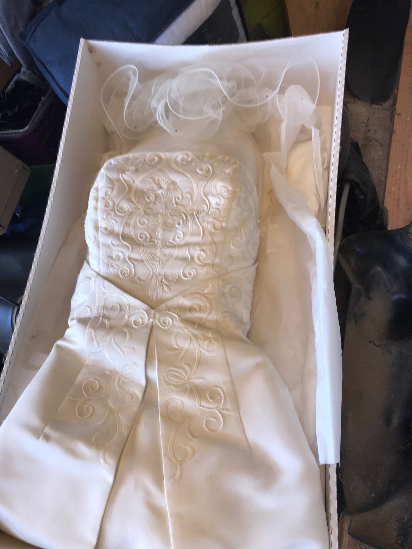 In Wasco CA- Wedding dress size Medium w/vail