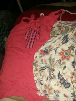 2 small mossimo tanktops