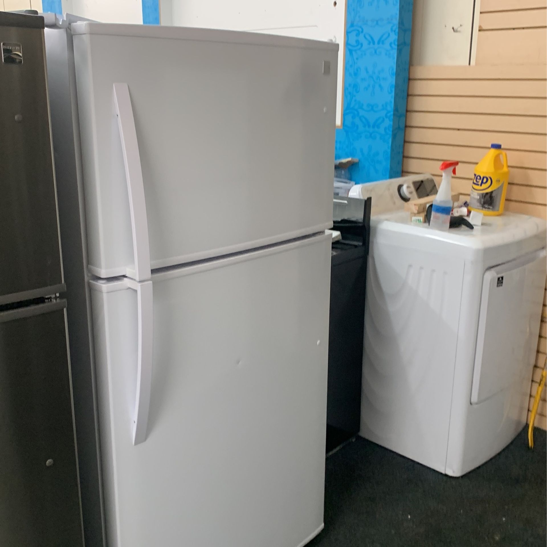 Kenmore 33” 21 Cu Ft Top Freezer Refrigerator