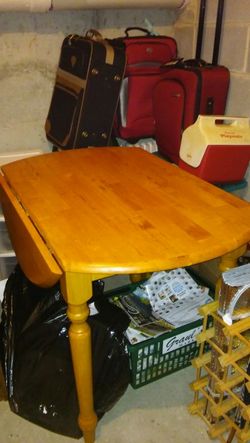 Round Kitchen table 2 folding leaves