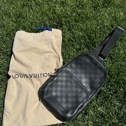 AUTHENTIC Louis Vuitton Avenue Slingbag Onyx for Men 