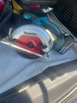 Sircular Saw Makita include