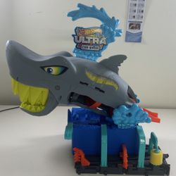 Hot Wheels City Ultra Shark Car Wash with Color Reveal