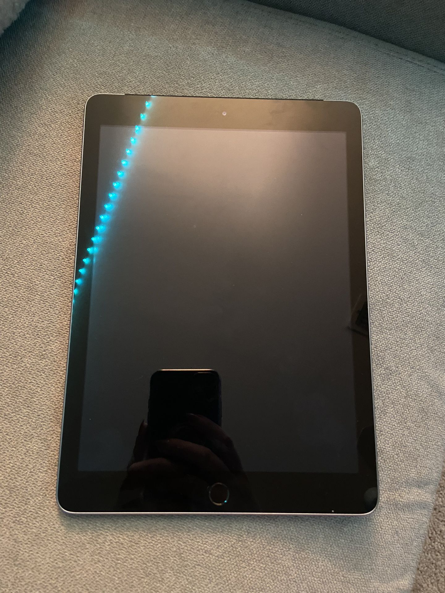 Apple iPad 5th Generation 32g Silver With Case