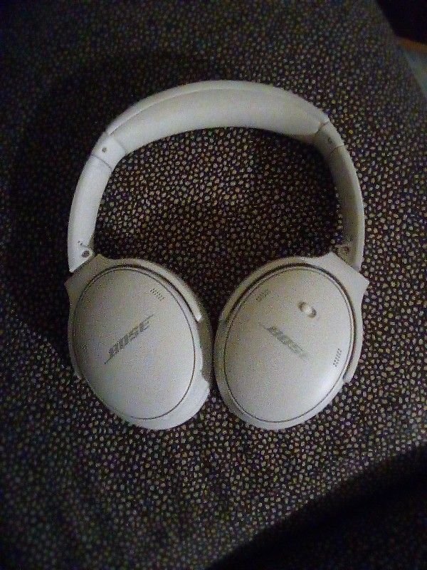 Bose QuietComfort Headphones Noise Cancelling Over-Ear Wireless Bluetooth Earphones, White Smoke
