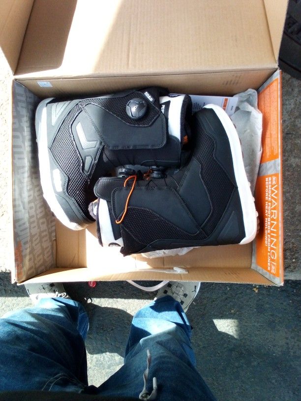 Brand New Binary Boa Snow Boots 