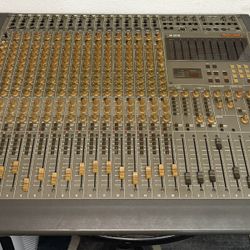 CHANEL STUDIO MIXER TASCAM M-2516
