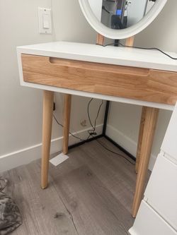 Vanity/desk with Light