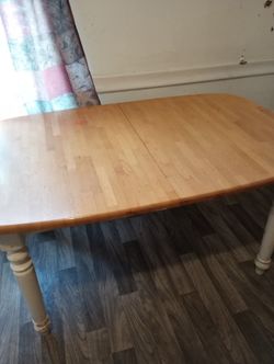 Solid. Wood. Dining. Table In Very Good. Condition 