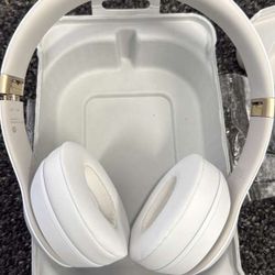 White Beats Solo 4 Bluetooth Wireless Headphones with Charger   New open box   
